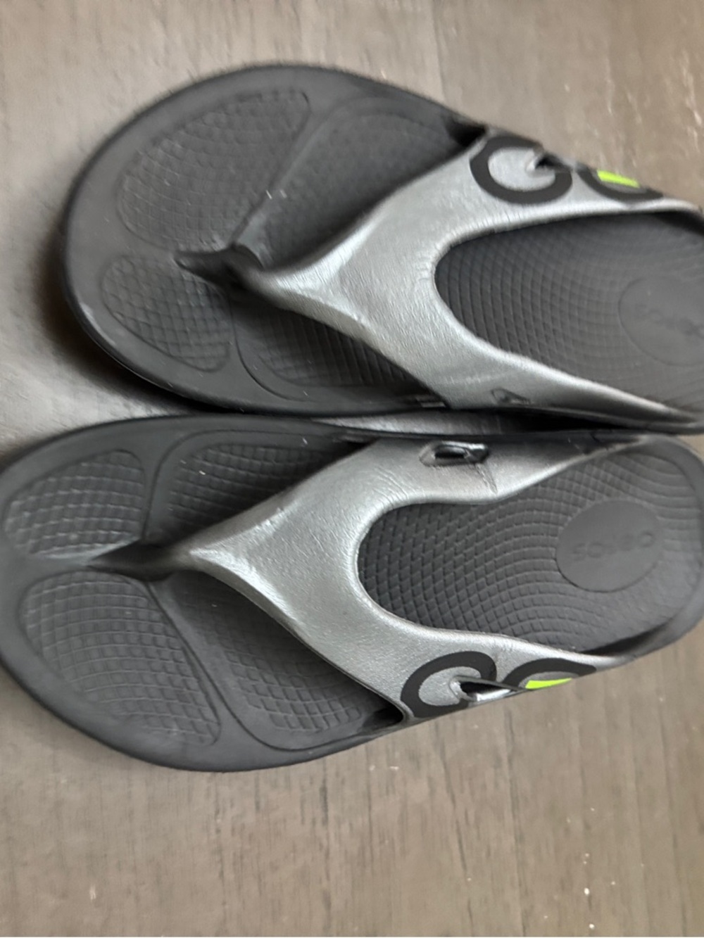 OOFOS unisex  Black and Silver Flip-Flops with Lime Accent size M5 W7
